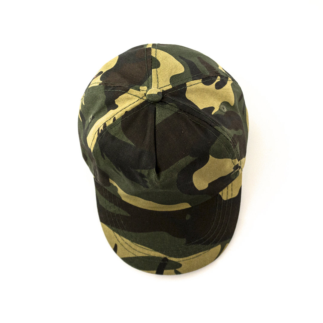 Camiseta y gorra de camuflaje
